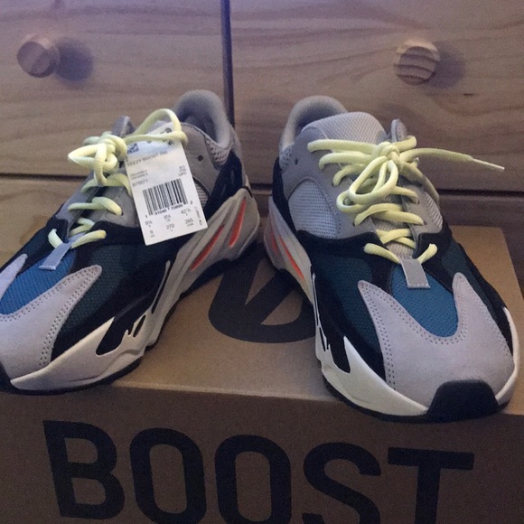 Yeezy Boost 700 - Picture 2 of 4